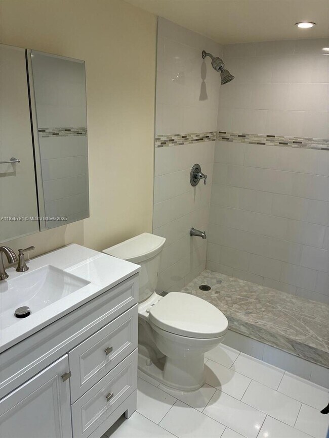Building Photo - 13951 Kendale Lakes Cir