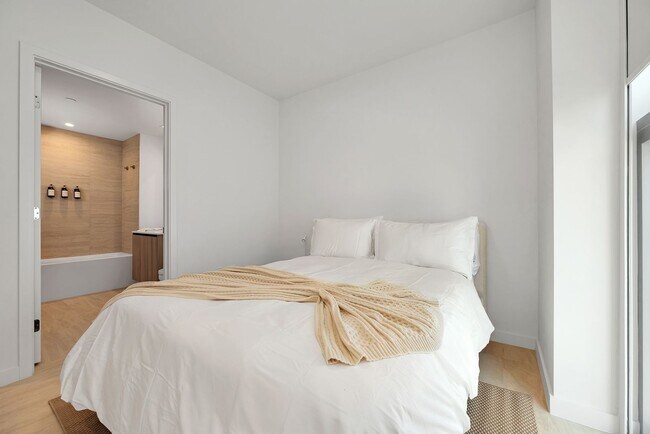 Building Photo - Fully furnished 2-bedroom residence in the heart of Brickell.