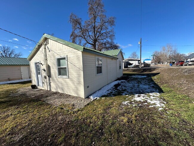 Building Photo - "Charming Little 3-Bedroom Gem on North 5th Street with Elegant Granite Touches!"