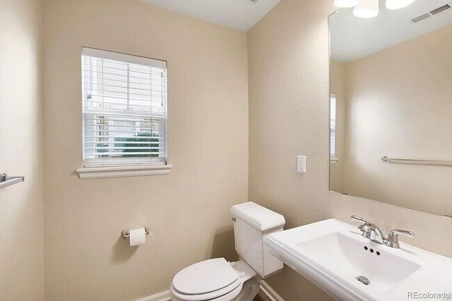 Building Photo - Bright Open-Concept Condo with 1-Car Garage in Prime Commuter Location
