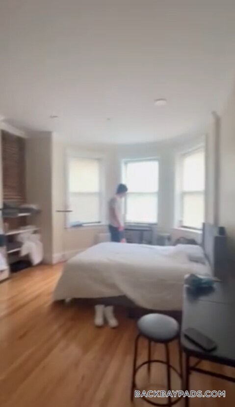 Building Photo - 913 Boylston St