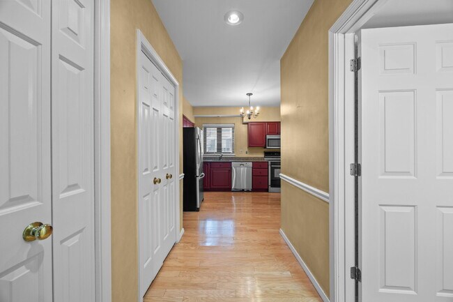 Building Photo - Condo in the Vibrant Clayton district!