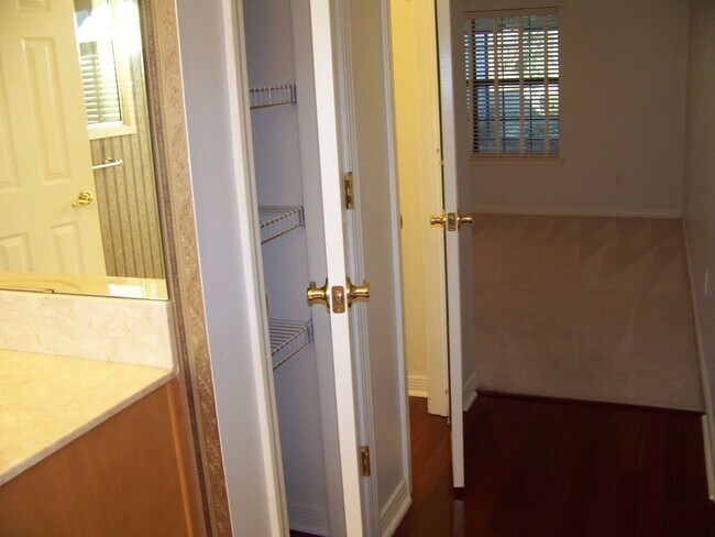 Building Photo - Beautiful 4-Bedroom Home - Heather Oaks