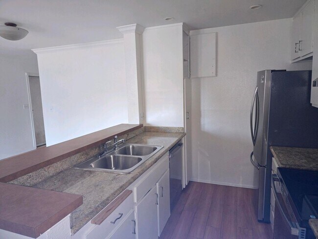 Building Photo - Culver city Condo for rent minutes to down...