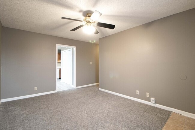 Building Photo - 924 Van Buren Ave