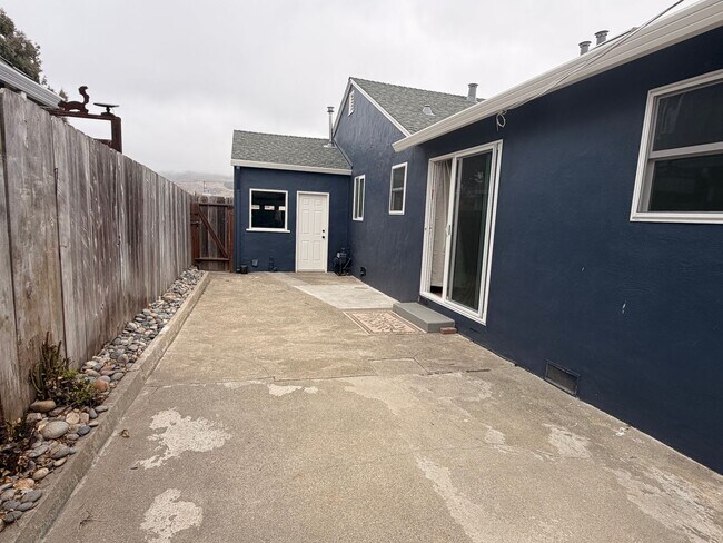 Building Photo - Spacious 4 Bedroom/2Bathroom Home in South San Francisco!