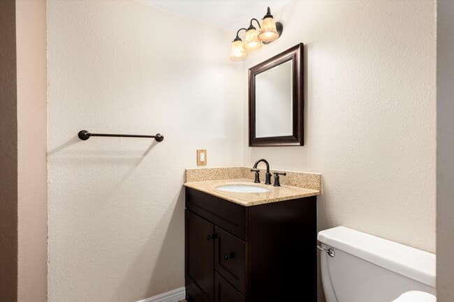 Building Photo - 2 bedroom 3 bath Updated townhome in Lakewood!