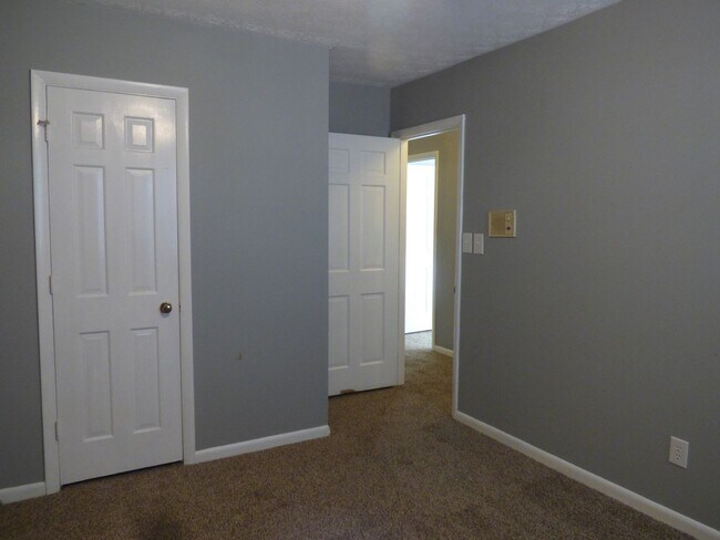 Building Photo - COMING SOON! Beautiful All Electric Townhome! Converted Garage, W/D, Small Pets Ok!