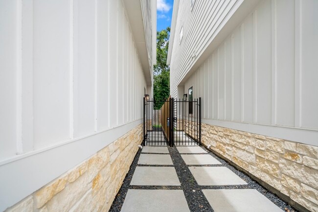 Building Photo - 6405 Highland Pine Ln