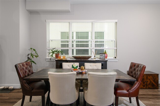 Building Photo - 1274 N Post Oak Rd