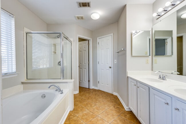 Building Photo - 605 Founders Pointe Blvd