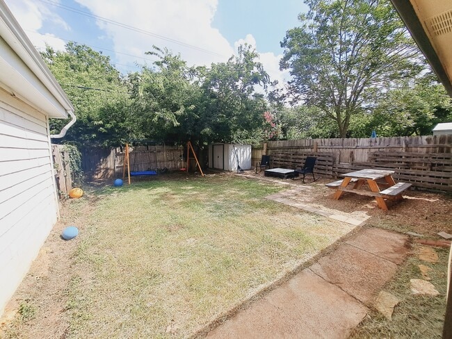 Building Photo - 840 Topaz Ln