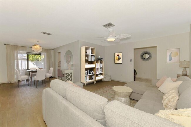 Building Photo - 2221 Pine View Cir