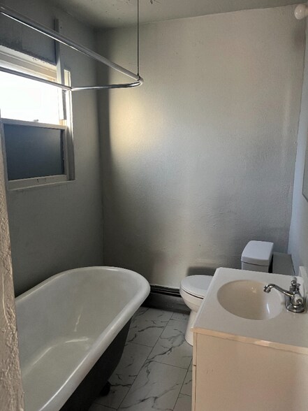 Building Photo - 510 N Queens Ave