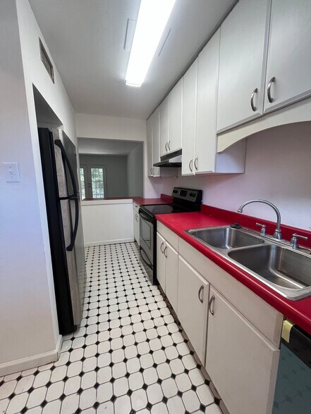 Building Photo - 3838 Pontchartrain Dr