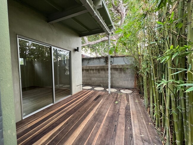 Building Photo - Super Sweet, Modern Style Back House