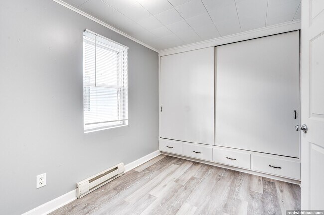 Building Photo - 547 Ceape Ave