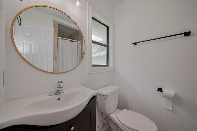 Building Photo - 8057 Ridgeview Dr