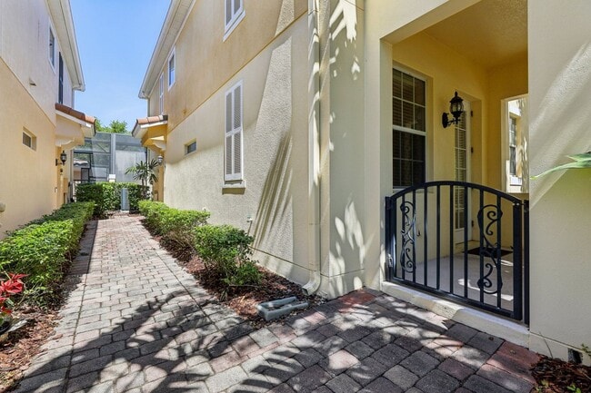 Building Photo - Gorgeous 3/3 Townhouse in VillageWalk of L...
