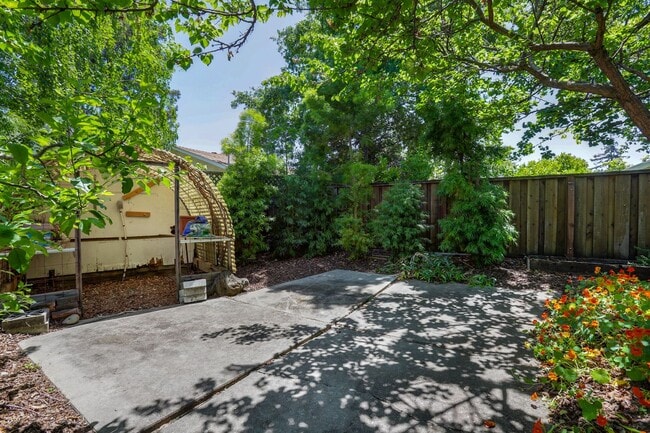 Building Photo - 4 Bed / 2 Bath Welcoming Midtown Palo Alto...