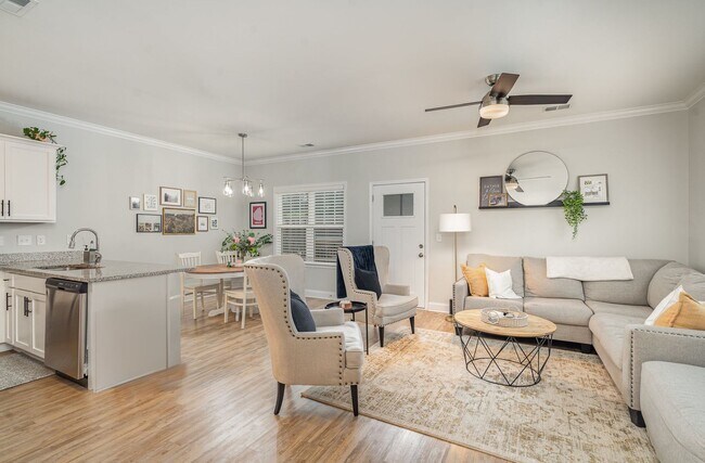 Building Photo - Charming 3-Bedroom Townhome Close to Every...