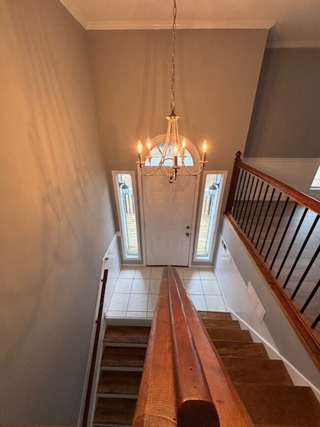 Building Photo - Updated Remodeled Large Open Split-Level Home with Full Finished Basement!