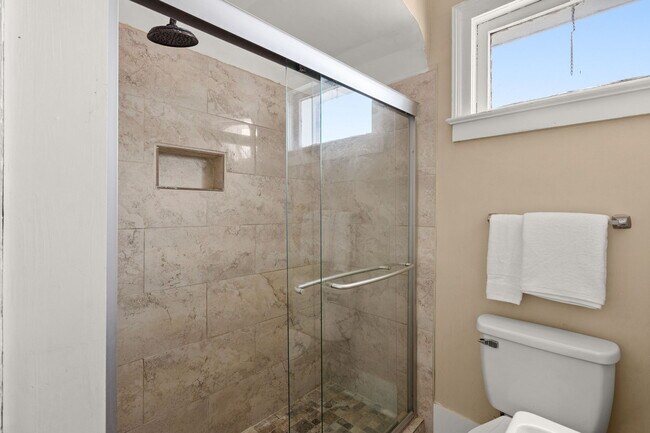 Building Photo - 335 Ashley Ave