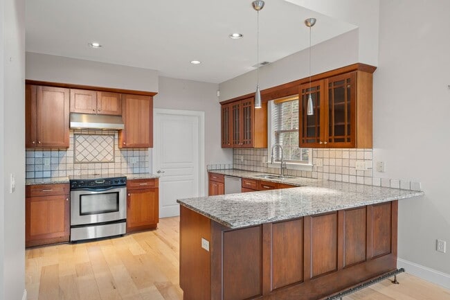 Building Photo - Spacious, Beautiful East Asheville Home