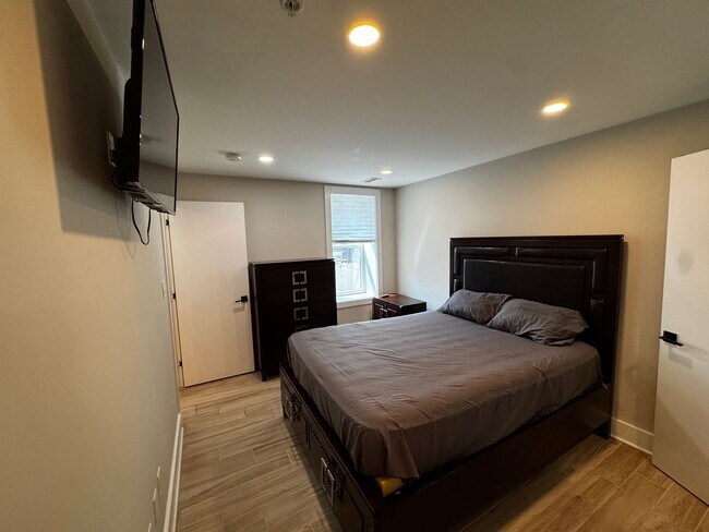 Building Photo - Discover this beautifully renovated 2BD/2B...
