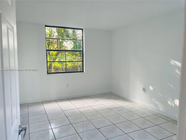 Building Photo - 9440 Fontainebleau Blvd