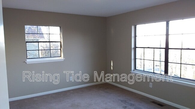 Building Photo - 8905 Valley Hill Dr