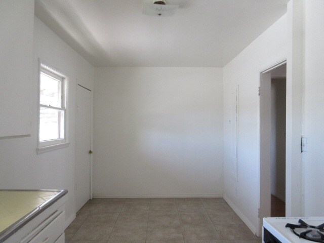 Building Photo - 1410 N Kenmore Ave