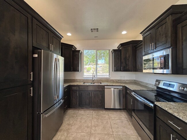 Building Photo - SPACIOUS HOME FOR RENT!