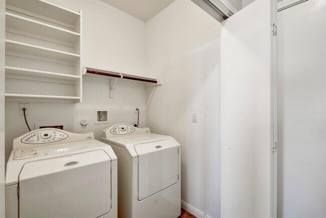 Building Photo - 741 Twisted Oaks Ln