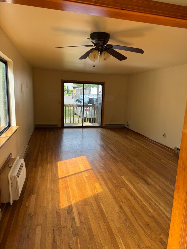 Building Photo - 11 Cove View Dr