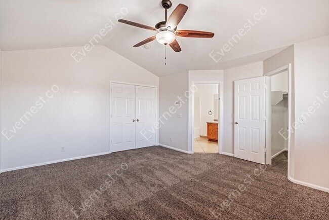 Building Photo - 5 Bed, 3.5 Bath Home with Fenced Yard & Garage / Available Now!