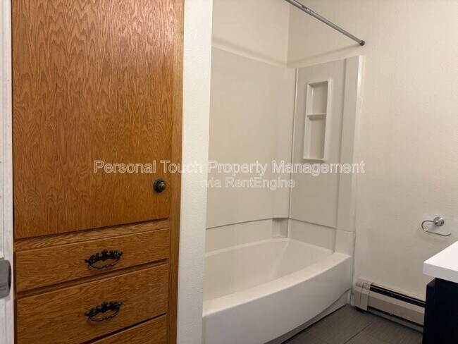 Building Photo - 912-18 1/2 18 1/2 St S