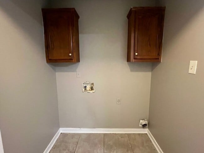 Building Photo - Renovated 4 Bedroom 2 Bath Home with 2 Car Garage for Rent!