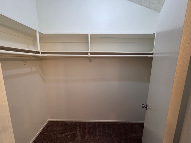 Building Photo - Charming 1 Bed, 1 Bath Lakewood Shores condo!