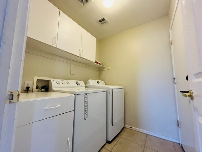 Building Photo - 3 Bedroom Home in North Phoenix