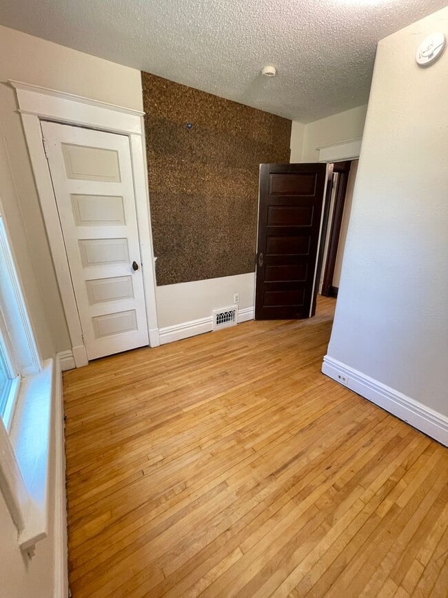 Building Photo - AVAILABLE JULY- 3 Bedroom, 1.5 Bath Home!
