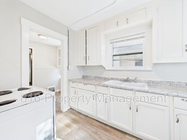 Building Photo - 6612 Park Ave E