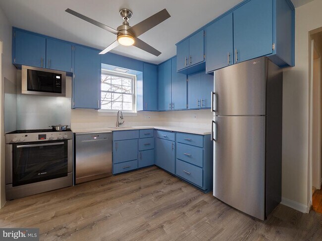 Building Photo - 2702 Navarre Dr