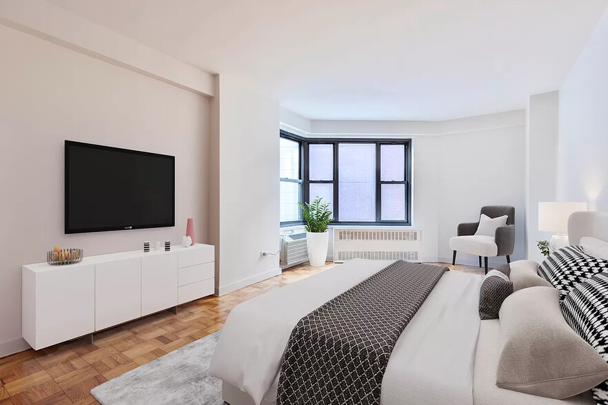 Building Photo - 358 W 48th St