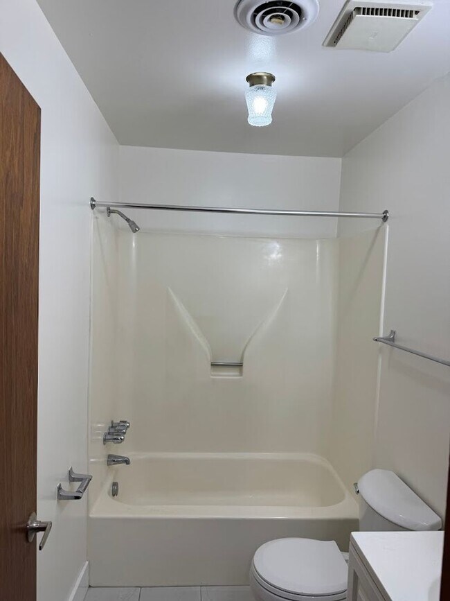 Building Photo - 1748 Jancey St