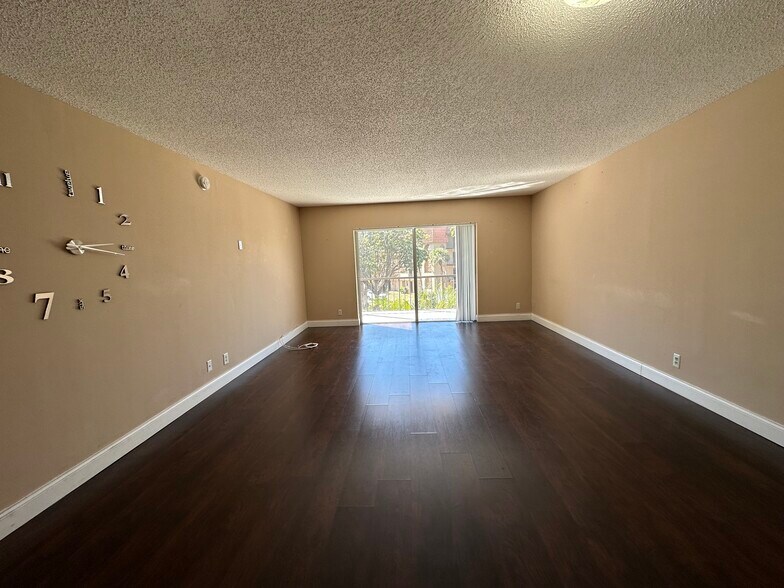 Building Photo - 5961 N Falls Circle Dr