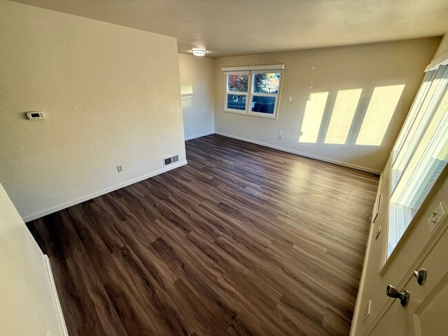 Building Photo - 3 Bedroom, 2 Bathroom WITH a Move in Special!