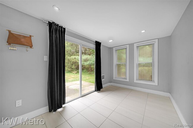 Building Photo - 4096 Chestnut Hill Dr