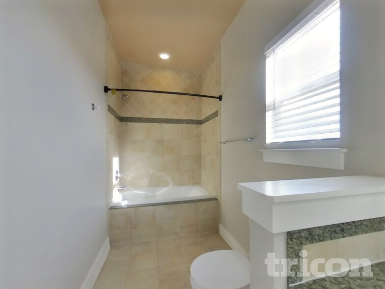 Building Photo - 1910 Mahogany Way