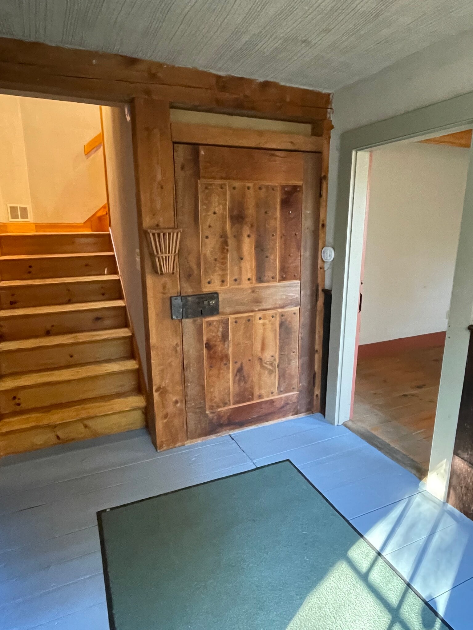 foyer - 950 Western Ave